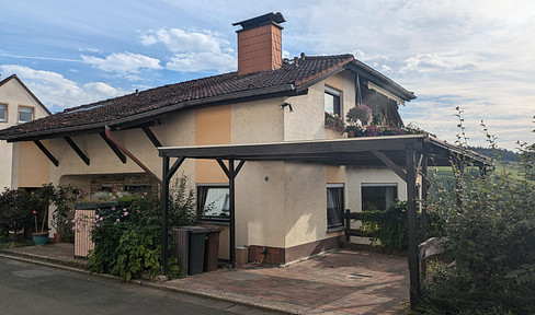 Comfortable, light-flooded detached house with granny apartment