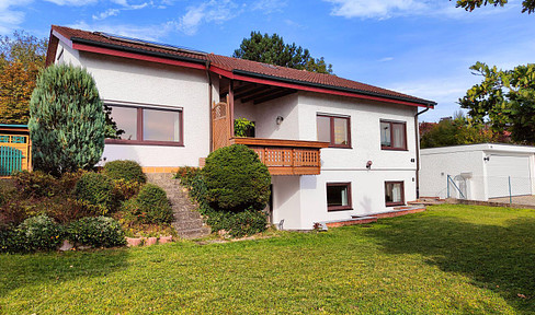 Detached house with granny apartment and distant views