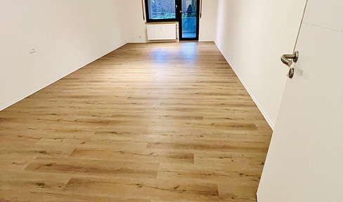 City Center: Modern 1.5-room apartment with fitted kitchen, underground parking space, terrace, elevator, and more.