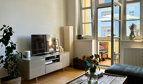 Stylishly furnished and renovated 2-room old building apartment in a neighborhood location in Prenzlauer Berg