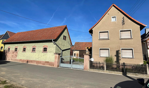 Small three-sided courtyard with 3 garages and barn and 2530 m2 garden