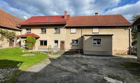 Small three-sided courtyard with 3 garages and barn and 2530 m2 garden