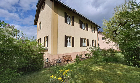 Well-maintained 2-family house with special flair, natural garden and 2nd building plot seeks owner