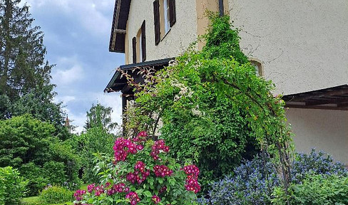 Property for connoisseurs: 2-family house with special flair, natural garden and building plot looking for new owner