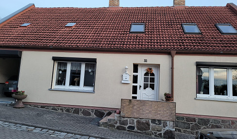 Detached house with enclosed courtyard near the lake