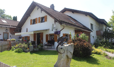 Doppelhaushälfte mit zusätzlichem Ferienhaus und schönem großem Garten