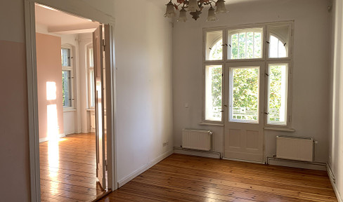 Large apartment in an old building in Alt Stralau, free of commission.