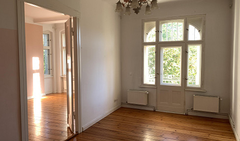 Large apartment in an old building in Alt Stralau, free of commission.