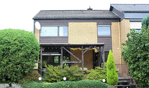 Great REH with lots of space, cellar, garage. Large plot in good location UN-Königsborn.