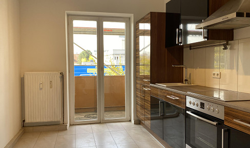 Modern 4-room apartment with balcony and new fitted kitchen - first occupancy after renovation