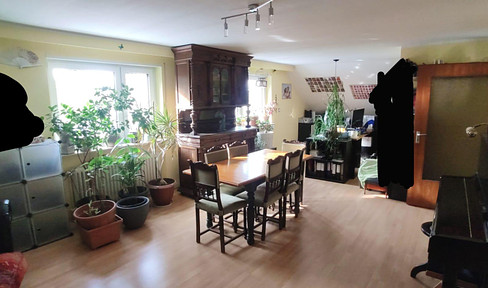 Bright 3-room apartment on the top floor (2nd floor) in a quiet location with garden, commission-free