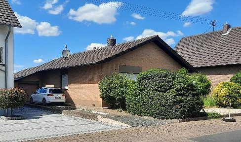 Attractive bungalow located in Niederkassel-Rheidt, between Cologne and Bonn, near the Rhine River.