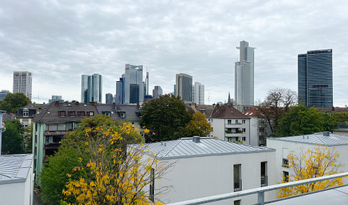 VON PRIVAT Westend Traum – Penthouse Wohnung mit Skylineblick, 4 Balkone, Fahrstuhl, TG, EBK, etc.