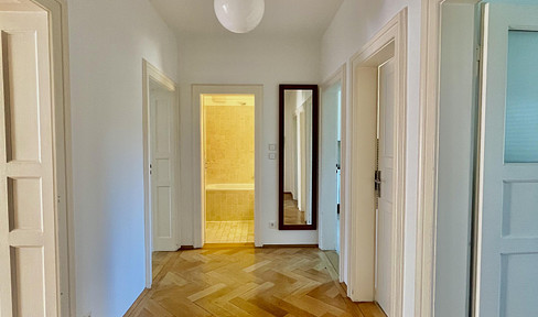 We would like to sell our lovingly renovated old apartment in Prinzregentenstraße.