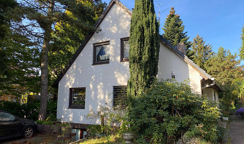 Detached house on a large plot in Hamburg-Jenfeld