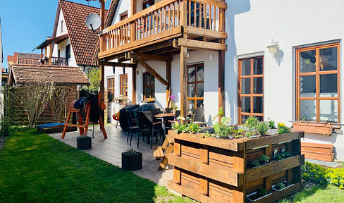 "Haus im Haus": 4-Zimmer-Wohnung mit neu angelegtem Garten (ca. 200 qm) und PV-Anlage (7,02 kWp)