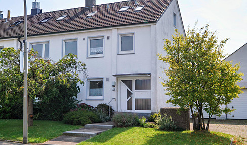 Semi-detached house in Dortmund-Sölderholz with large garden and two garages for sale privately