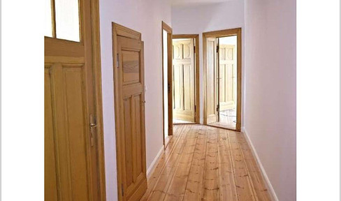 High-quality renovated old building - TOP floor plan, guest WC, EBK, loggia, 10 min. U6 to Friedrichstr.