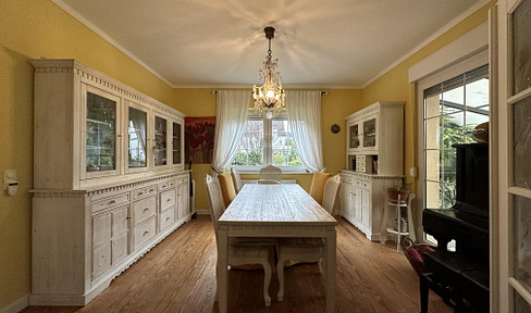 Charming single-family home with a separate apartment, situated on a spacious corner lot.