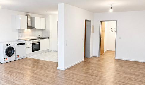 Newly renovated 1.5-room apartment in a central location, with a balcony, fitted kitchen, and underground parking space.