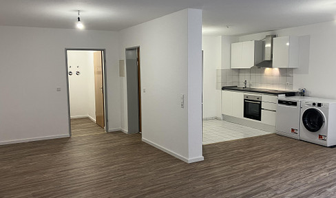 First occupancy after renovation, central 1.5-room apartment, with balcony, fitted kitchen and underground parking space