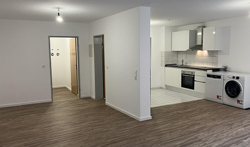 Neu sanierte und zentral gelegene 1.5-Zimmer Wohnung, mit Balkon, EBK und TG Stellplatz