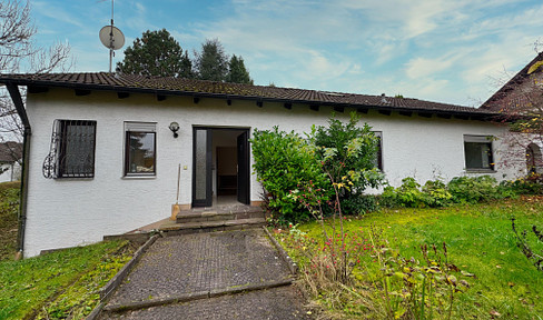 Bungalow im Grünen mit parkähnlichem Garten und großzügigem Grundstück