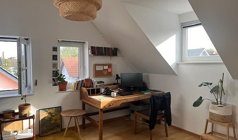 Great, bright, centrally located top floor apartment with EBK near Mitte hospital