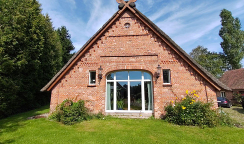 Kernsaniertes Bauernhaus unter Reet auf naturnahem Grundstück in Feldrandlage