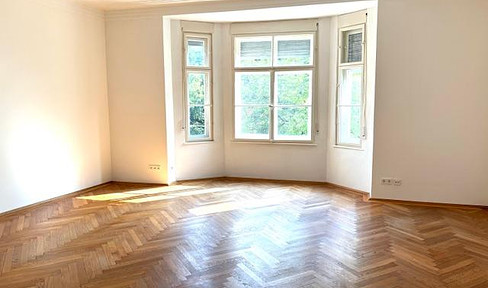 Very bright 3-room apartment in Altbogenhausen! Completely renovated old building with great EBK!