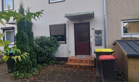 Sunny mid-terrace house in a quiet location