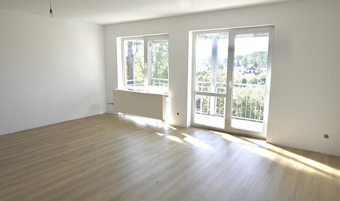 Quiet 2-room apartment with balcony, fitted kitchen and distant view of the countryside