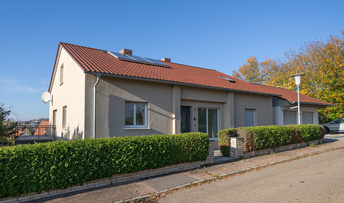 Renoviertes Einfamilienhaus mit herrlicher Aussicht in TOP-Lage