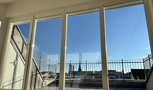 Located above the rooftops of Leipzig: A 2.5-room maisonette apartment with a 25 square meter sun-drenched rooftop terrace, near the Rosental park and the zoo.