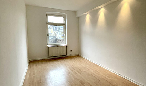 Charming 2-room apartment in an old building in a central location - move in immediately