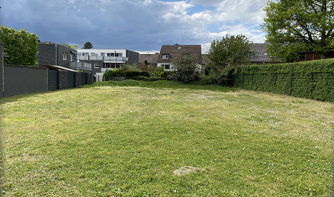 Spacious plot for detached house, semi-detached house or 2 semi-detached houses in a quiet and central location in Giesenkirchen