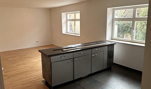 Bright, protected historic building, 2.5-room apartment in the heart of Roth.
