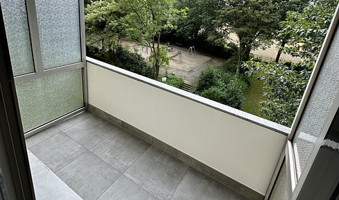 Kernsanierte Provisionsfreie Eigentumswohnung 3,5 Zimmer Wohnung Balkon Aufzug