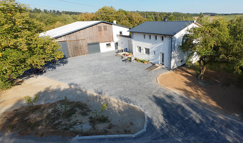 Aussiedlerhof farm: Lots of space. Lots of green. Lots of life.