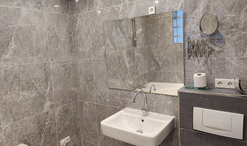 Bright and spacious 3 room apartment with balcony in top location!