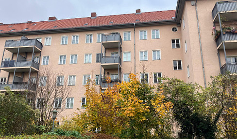 Ready-to-occupy 2.5 room apartment with balcony & top floor commission-free Friedenau