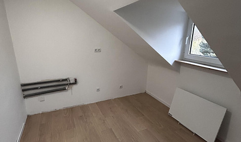 Modernisierte Dachgeschosswohnung mit Charme – 2 Zimmer in Mönchengladbach-Rheydt