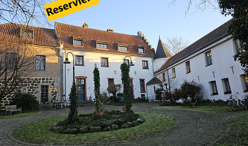 Light-flooded maisonette in an idyllic castle complex