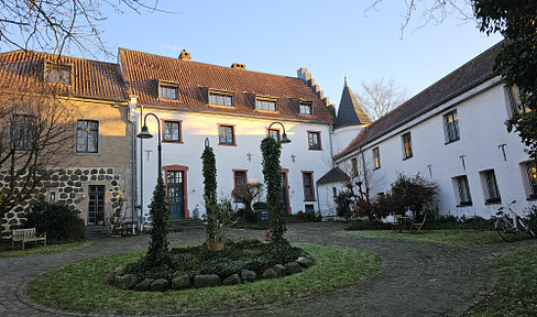 Light-flooded maisonette in an idyllic castle complex