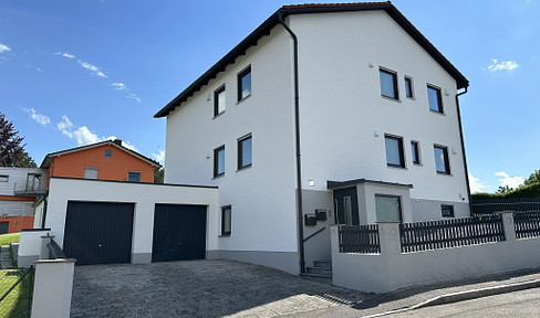 Erstbezug nach Kernsanierung – Moderne 3-Zimmer-Wohnung mit Garage, Balkon und tollem Ausblick