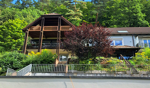 Zweifamilienhaus mit zwei 3 Zi.Wohnungen, ruhige Hanglage