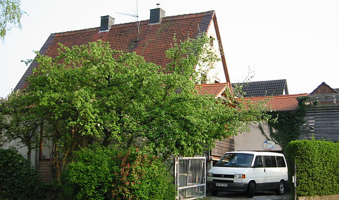 Schönes Einfamilienhaus, 7-Zimmer, Balkon, Terasse, 2 Garagen, schöner Garten, in 97270 Kist