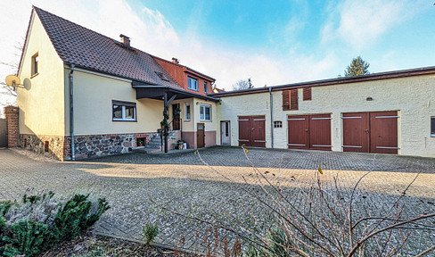 Idyllic three-sided farm with land ready to build on for your own realization