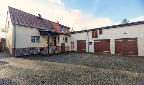 Idyllic three-sided farm with land ready to build on for your own realization