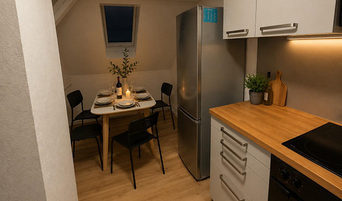 Wunderschöne 3 Zi Dachgeschoss Wohnung mit Balkon und Küche